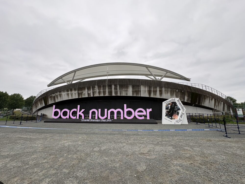 back numberロゴ展示の写真