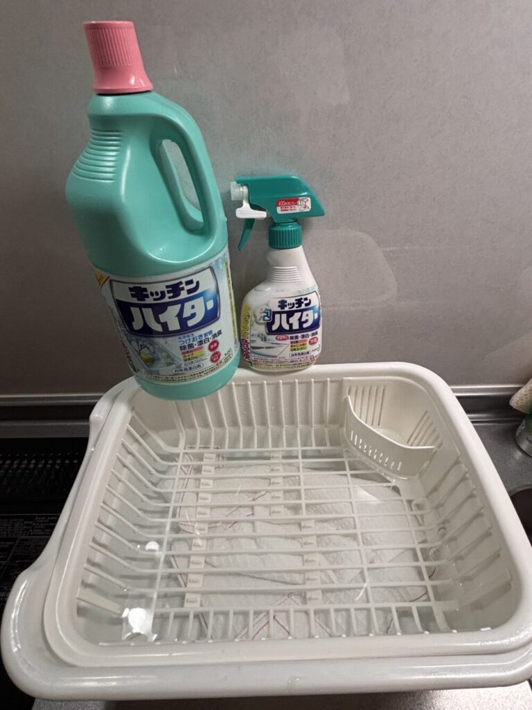 茶碗カゴとふきんと漂白剤の写真