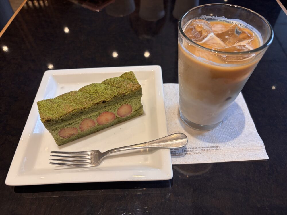 コーヒーとケーキの写真