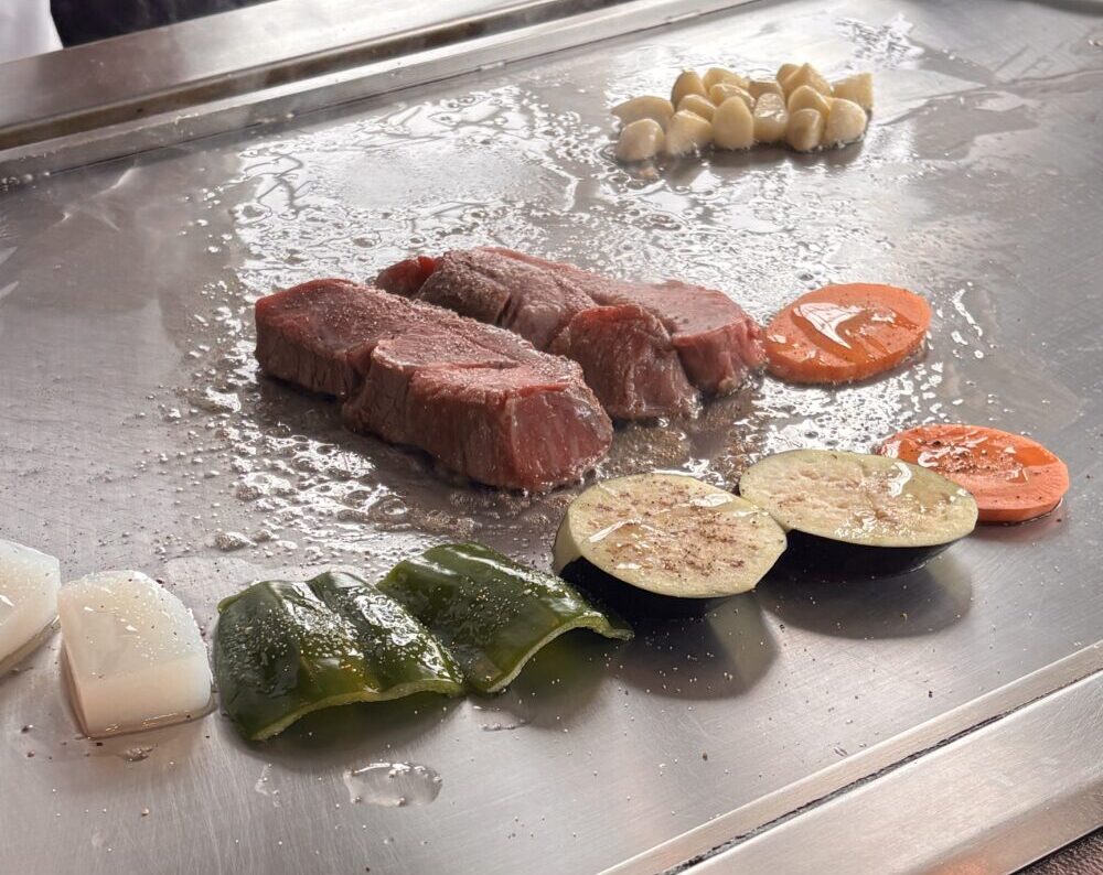ステーキを焼いている写真